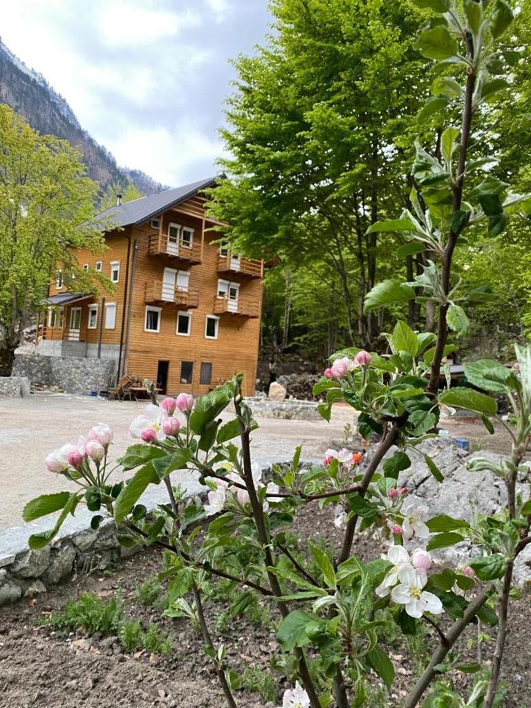 Tropoje Adenisi Guesthouse المظهر الخارجي الصورة